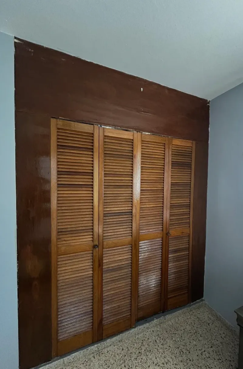 Antes: closet con puertas plegables de madera