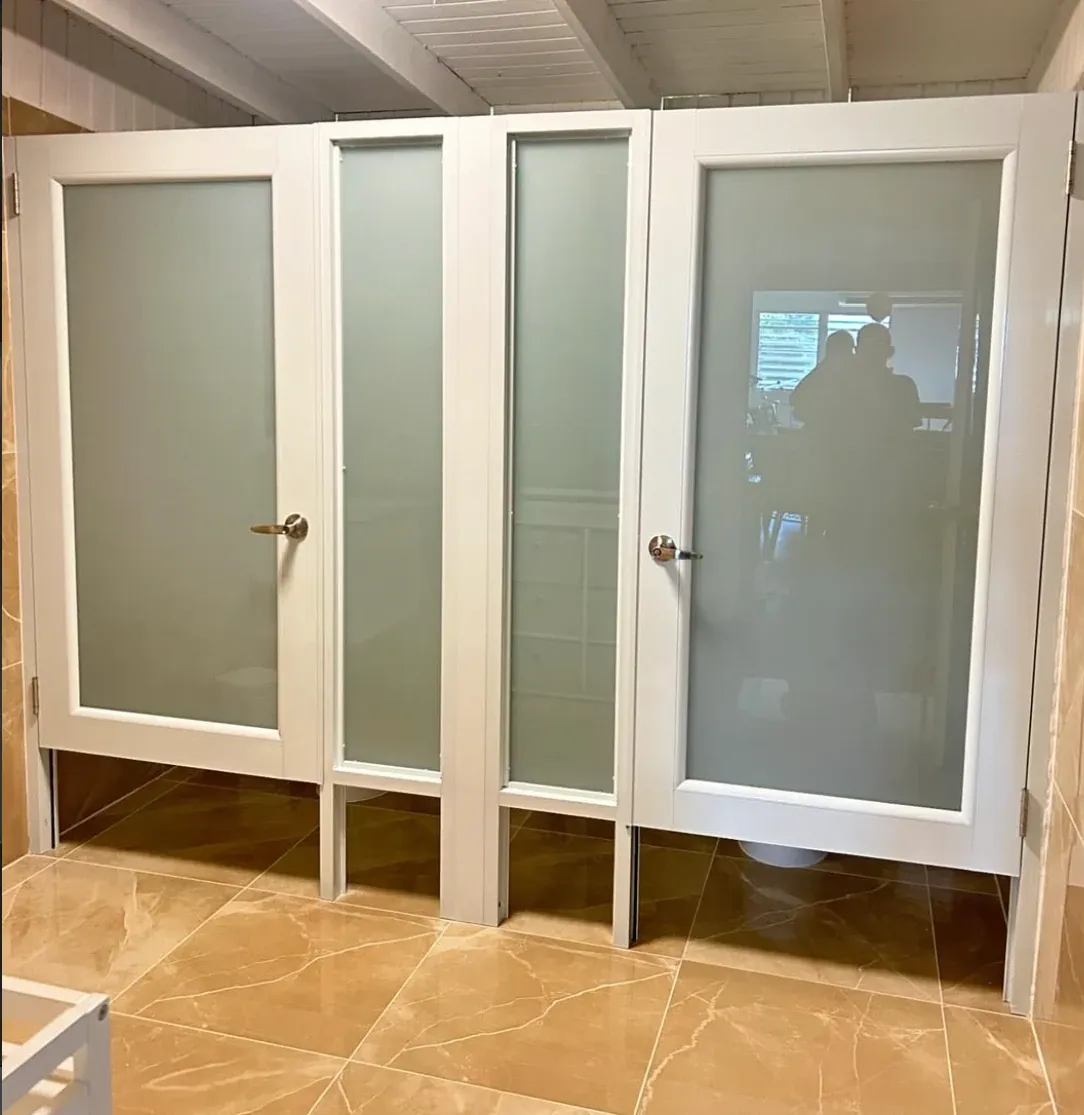 Puertas de cristal esmerilado con marco blanco